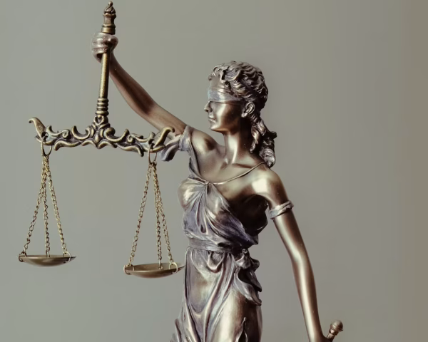 photo-1589578527966-fdac0f44566c